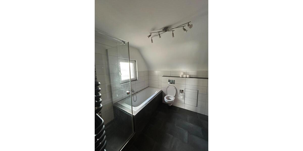 Maisonettenwohnung Duisburg Huckingen - 6 Zimmer, 164 m&sup2;, 1.500&euro; | Angebot:27555683