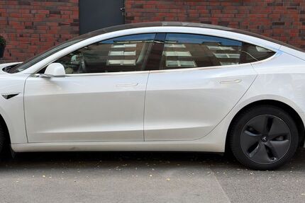Tesla Model 3 151.000 km 17.500 &euro; Düsseldorf 40476