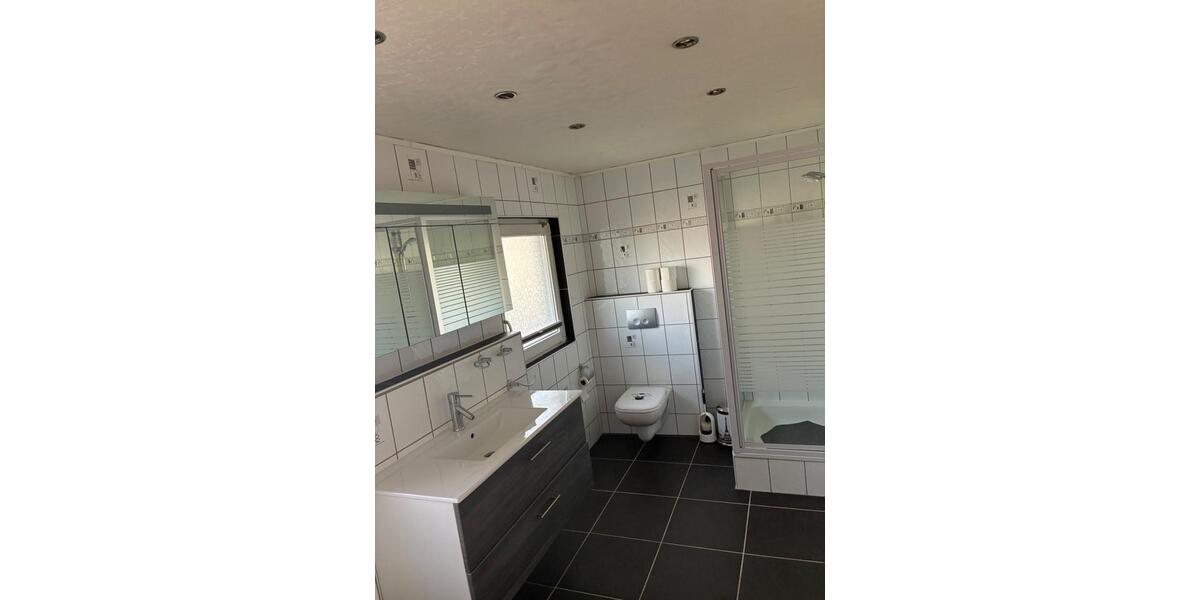 Maisonettenwohnung Duisburg Huckingen - 6 Zimmer, 164 m&sup2;, 1.500&euro; | Angebot:27555683